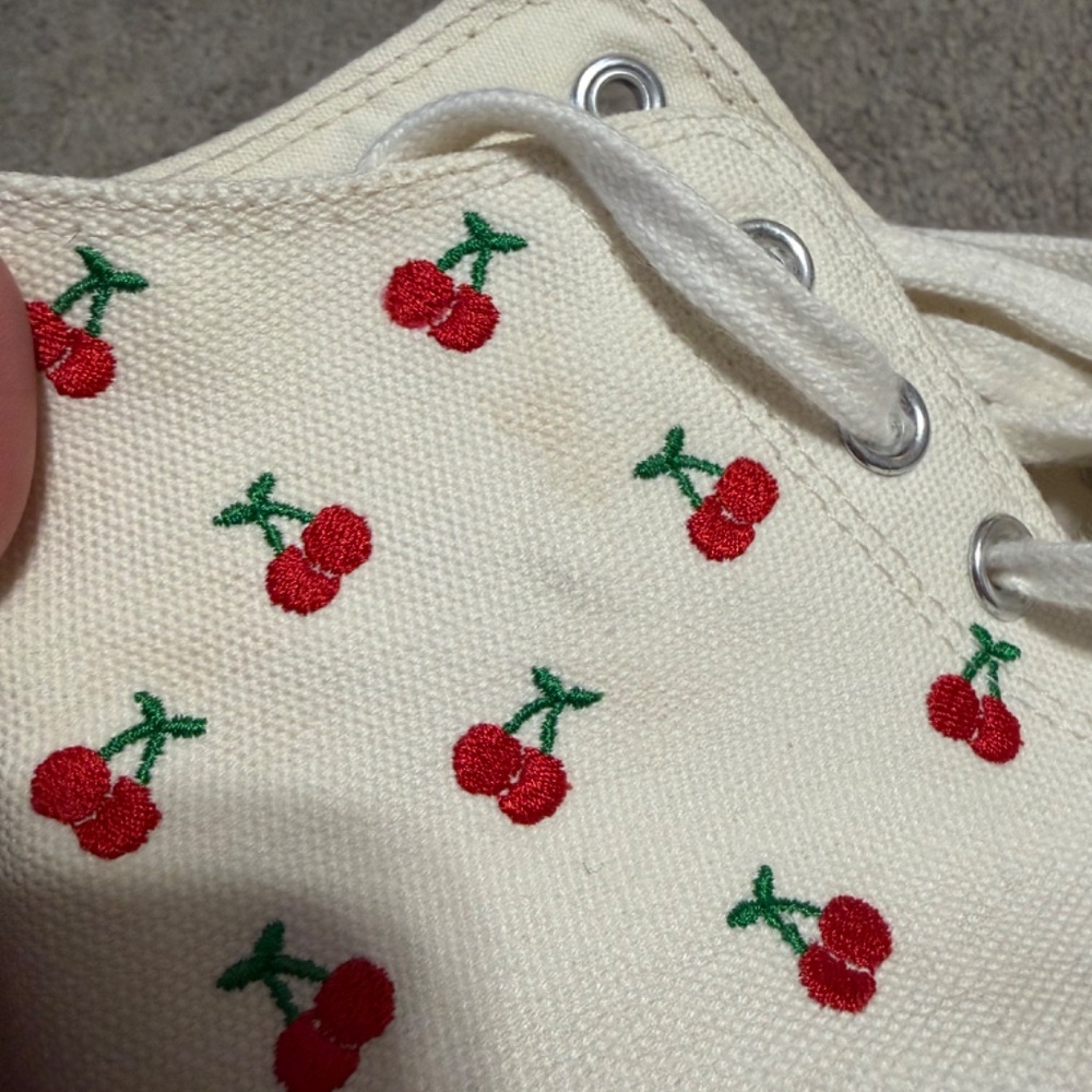 Embroidered cherry high-top Converse - Picture 10 of 13